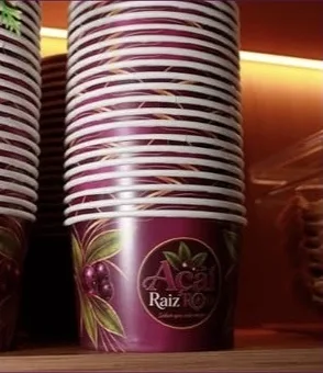 Pilhas de copos personalizados em prateleira iluminada
