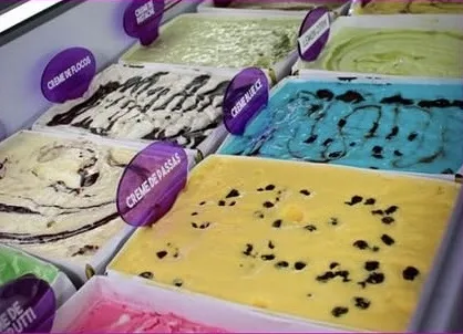 Cubas de cremes coloridos, como creme de passas, creme de uva e creme de milho verde